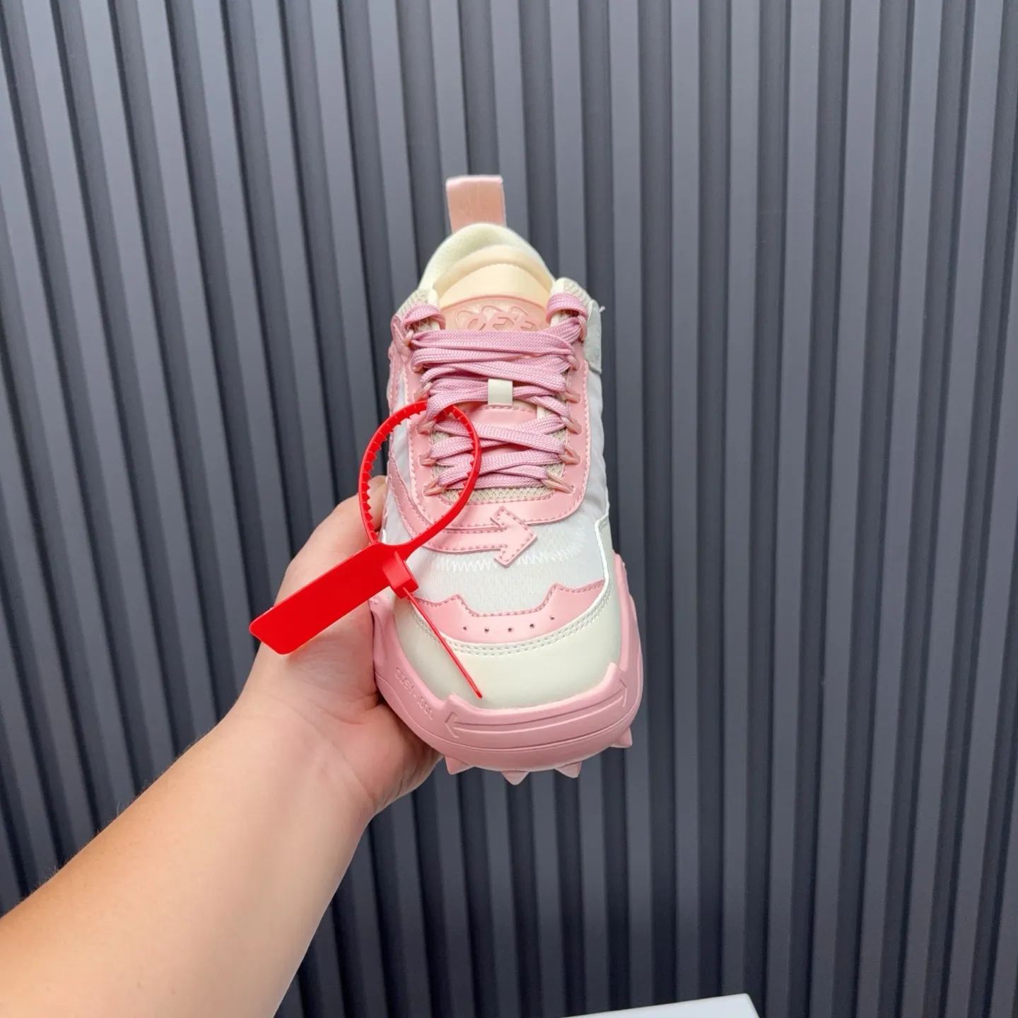 【OFF WHITE】P: 680💰Couple model, Size: Female 35-40; Male 39-44 (customized at 45.46) 2025SS trendy brand OFF WHITE classic popular model, combined outsole, official website original 1:1 developed top-level copy, ️Selected imported high-mercerized matte cowhide splicing breathable mesh ✔️Breathable lining, breathable and comfortable, simple and personalized design, official website rubber outsole.